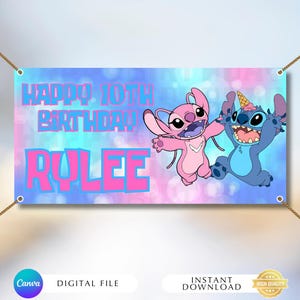 Pu&ograve; includere: Un banner con sfondo blu e rosa pastello con i personaggi Stitch e Angel. Il testo recita "Happy 10th Birthday Rylee" in rosa e blu. Il banner &egrave; un file digitale.
