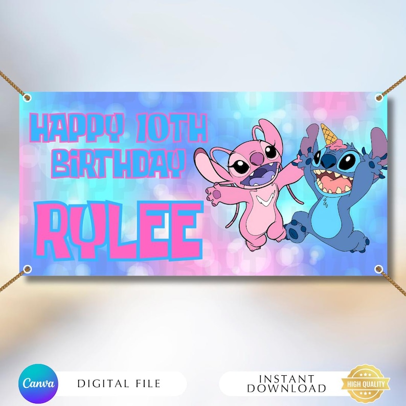 Pu&ograve; includere: Un banner con sfondo blu e rosa pastello con i personaggi Stitch e Angel. Il testo recita "Happy 10th Birthday Rylee" in rosa e blu. Il banner &egrave; un file digitale.