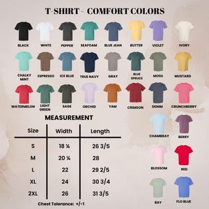 Może przedstawiać: Grafika przedstawiająca r&oacute;żne kolory koszulek, w tym czarny, biały i niebieski dżins. Tekst "T-SHIRT - COMFORT COLORS" znajduje się na g&oacute;rze. Podane są wymiary dla rozmiar&oacute;w od S do 2XL, o szerokościach od 46,36 cm do 66,04 cm i długościach od 67,63 cm do 80,96 cm.