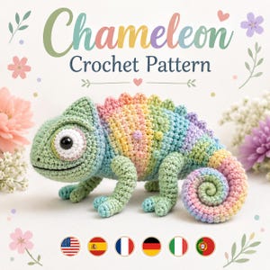 Könnte beinhalten: Ein gehäkeltes Chamäleon-Spielzeug in Pastell-Regenbogenfarben mit geringeltem Schwanz, strukturiertem Körper und einem großen weiß-schwarzen Auge. Der Text Chameleon Crochet Pattern steht darüber, umrahmt von floralen Illustrationen.