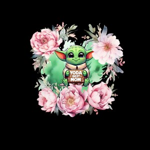 Peut inclure: Illustration numérique d'un personnage vert ressemblant à un extraterrestre tenant une pancarte avec l'inscription "Yoda's Best Mom". Le personnage est entouré de fleurs roses et blanches et de feuillage vert sur fond noir.