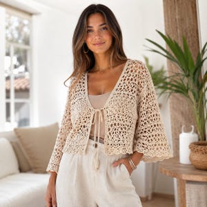Patrón de cárdigan de encaje a crochet, tutorial para prenda tipo chaqueta con mangas acampanadas y lazo frontal (descarga en PDF)