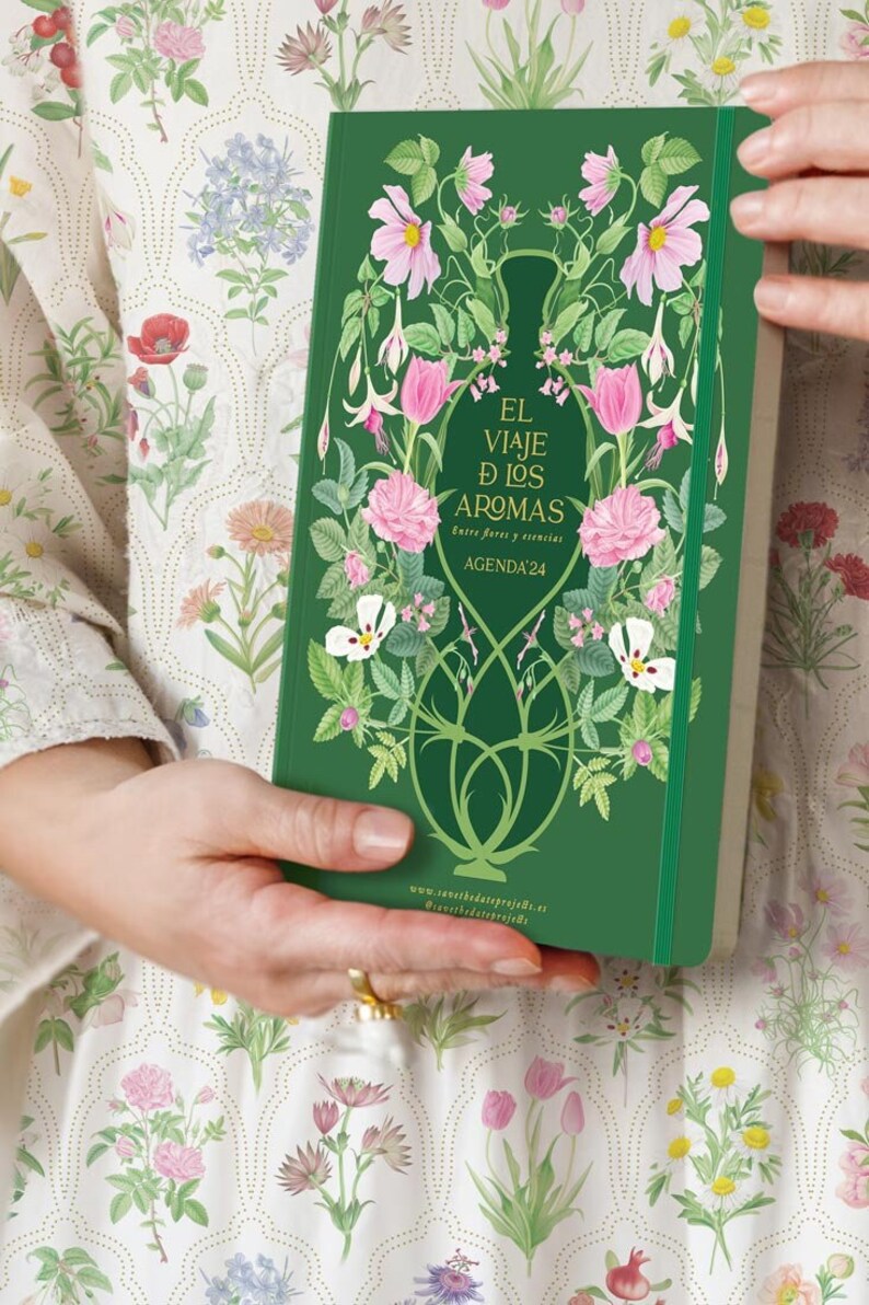 Agenda da regalare 2024 con illustrazioni a colori, ogni mese la storia di un profumo, fiori acquerellati, illustrazioni botaniche, Rilegatura cucita