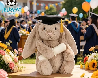 Jellycat's afstudeereditie Bonnie knuffel - Vrijgezellenmuts konijn pop - Een mooi afstudeercadeau voor je klasgenoten met tags Dust Bag