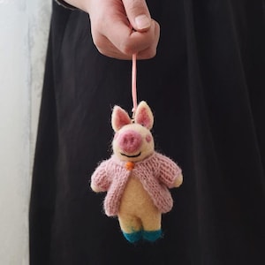 Kpop Aesthetic Handmade Wool Felt Pig Bag Charm, Pink Knit Coat Piggy Keychain Pendant，Hand Crafted Sweater Pig Keyring