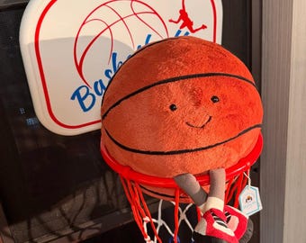 Brinquedo de pelúcia de basquete da Jellycat, macio e fofo, perfeito para fãs de basquete. Acompanha saco de proteção e etiqueta.