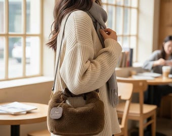 ふわふわショルダーバッグ：秋冬にぴったりの、ふわふわクロスボディバッグ