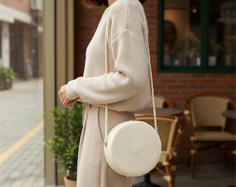 手織りストローショルダーバッグ：ロック開閉式の無地クロスボディバッグ