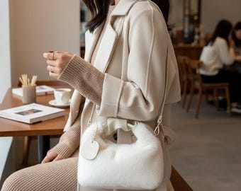 Bolso de hombro de felpa: Bolso bandolera mullido para un estilo acogedor de otoño e invierno.