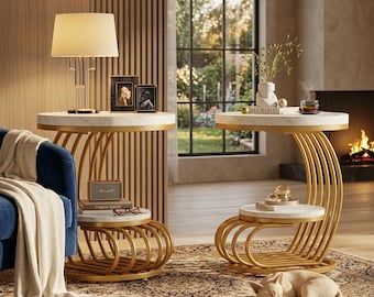 Tavolino laterale moderno color oro con finitura effetto marmo e ripiano portaoggetti.