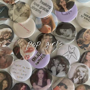 以下が含まれることがあります： ポップスターの画像とテキストが特徴の丸いピンバックボタンのコレクション。ボタンは色とデザインが異なり、白黒写真や「pop girls collection」などのテキストが表示されています。