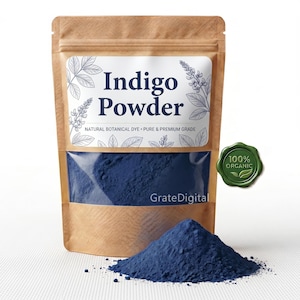 Könnte beinhalten: Ein brauner Kraftpapierbeutel mit tiefblauem Indigopulver. Das weiße Etikett zeigt den Text Indigo Powder, Natural Botanical Dye, Pure & Premium Grade sowie eine botanische Illustration. Ein grünes 100% Organic Wachssiegel ist angebracht.