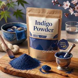 Könnte beinhalten: Ein brauner Standbeutel mit der Aufschrift Indigo Powder Pure Plant Dye Finest Quality und einem 100% Organic Siegel. Ein Haufen tiefblaues Pulver liegt auf einem Holzbrett neben einem Metallmörser mit Stößel, einem Holzlöffel und blauem Textil.
