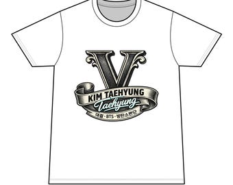 Könnte beinhalten: Weißes T-Shirt mit einem großen, stilisierten Buchstaben "V" in Schwarz und Grau. Der Schriftzug "KIM TAEHYUNG" und "Taehyung" in Schreibschrift sind auf einem Banner zu sehen. Darunter koreanische Schriftzeichen und "BTS".