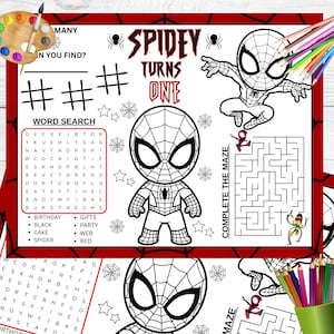 Puede incluir: Una hoja de actividades imprimible con el texto Spidey Turns One, un personaje central de Spider-Man, una sopa de letras, un laberinto y cuadrículas de tres en raya. El diseño en blanco y negro incluye motivos de telarañas y estrellas.