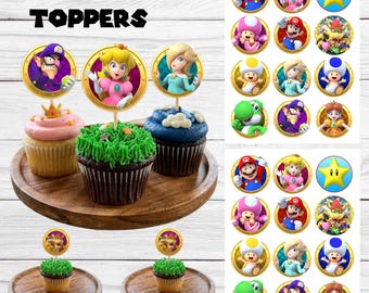 Peut inclure: Un ensemble de décorations circulaires pour cupcakes représentant divers personnages Nintendo, dont Mario, Peach et Bowser. Les décorations sont présentées sur des cupcakes et sur deux feuilles imprimées, avec le texte CUP CAKES TOPPERS visible.