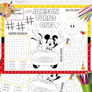 Può includere: Una tovaglietta attività stampabile con disegni al tratto in bianco e nero di Topolino e Pluto in auto. Il testo recita JAXSON TURNS ONE. Include un cruciverba, un disegno unisci i puntini, un labirinto e una sezione per contare.