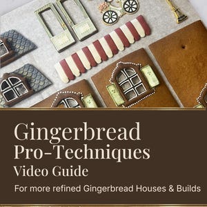 Op de afbeelding: Een bovenaanzicht van peperkoekhuiscomponenten, waaronder dakpannen, deuren, ramen en een fiets. De afbeelding bevat ook de tekst "Gingerbread Pro-Techniques Video Guide".