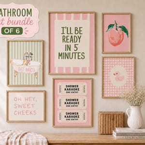 Puede incluir: Un conjunto de seis láminas de arte enmarcadas con temas de baño. Los diseños incluyen una bañera con el texto GET NAKED, una ilustración de un melocotón, un patito de goma y textos que dicen I'LL BE READY IN 5 MINUTES, OH HEY, SWEET CHEEKS y SHOWER KARAOKE.