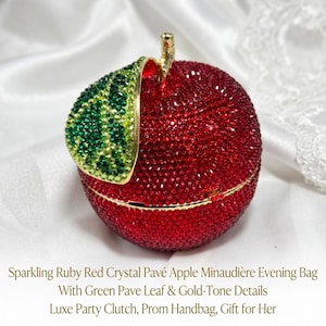 以下が含まれることがあります： 黒い持ち手と「But First, Coffee」の文字が黒い手書き風フォントで書かれた白いセラミックマグ。マグカップは白い表面に置かれています。