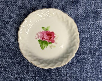Mantequera de porcelana de estilo vintage con estampado de rosas rosadas, borde tejido y ribete dorado.