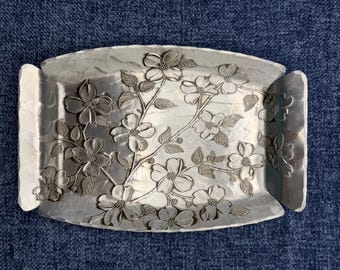 Bandeja Wendell August Forge, de aluminio martillado a mano, con motivo de flor de cornejo, década de 1970.