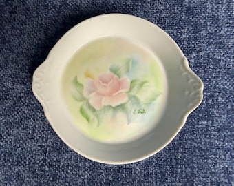 Schmucktablett mit hellrosa Blumenmuster