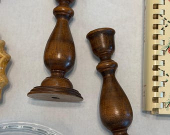 Vintage Gedrechselter Kerzenständer aus Holz; 2er Set.