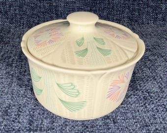 Tarro de cerámica vintage de Saturday Knight Ltd., fabricado en Japón, con tapa y un diseño floral en tonos pastel. (Martha Stewart)