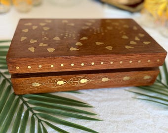 Holzkästchen mit Messingblatt-Einlegearbeit