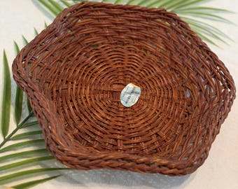 Cesta de mimbre hexagonal vintage. Decra Stone, fabricada en la República Popular China.
