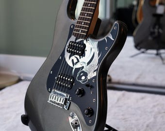 Pickguard Strat en fibre de verre haut de gamme avec illustration personnalisée de carpes koï et finition texturée, entièrement blindé