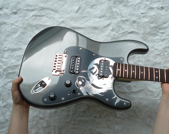 Pickguard Strat en fibre de verre haut de gamme avec illustration personnalisée de carpes koï et finition texturée, entièrement blindé