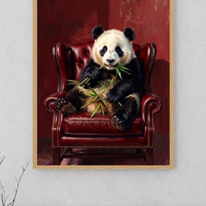 Lámina digital decorativa de panda para pared, póster moderno de animales con fondo rojo rubí de lujo, decoración contemporánea de panda comiendo hojas, descarga digital.