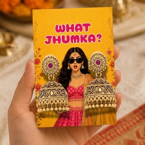 Op de afbeelding: Een rechthoekige gele displaykaart met de tekst WHAT JUMKA? in roze letters. De kaart toont een illustratie van een persoon in een roze outfit, met een zonnebril en grote, gedetailleerde, antiek goudkleurige jhumka-oorbellen met paarse accenten.