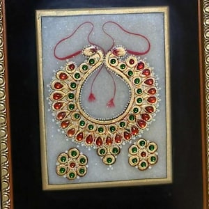 Puede incluir: Un juego de tres tazas de cerámica con un acabado moteado y mate. Las tazas son de color crema, gris claro y gris oscuro. Cada taza tiene un diseño simple y minimalista.