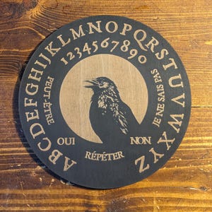 Tablero de adivinación SVG para péndulo, cuervo, SVG para grabado láser, sobre fondo blanco y negro.