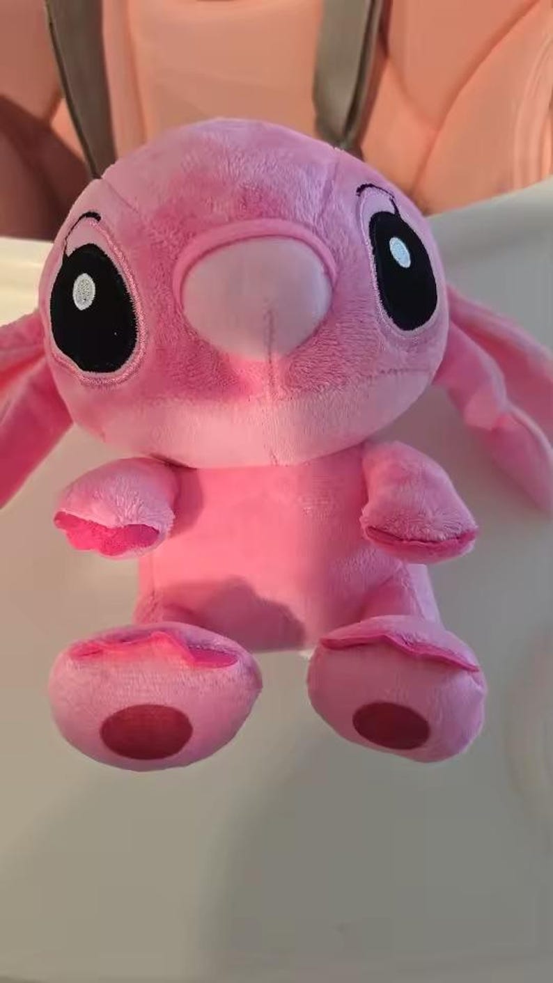 Puede incluir: Un peluche rosa con grandes ojos negros, orejas largas y una nariz peque&ntilde;a. El juguete tiene un cuerpo redondo, brazos peque&ntilde;os y pies grandes. El juguete es un personaje de una popular pel&iacute;cula de animaci&oacute;n.