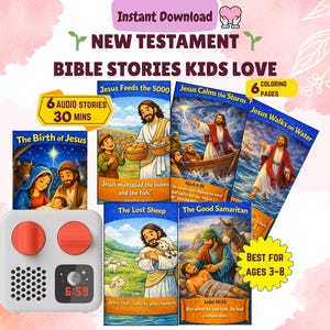 Może przedstawiać: Zbiór historii biblijnych dla dzieci, z ilustracjami Jezusa i powiązanych scen. Zawiera biały odtwarzacz audio z pomarańczowymi przyciskami i zegarem cyfrowym. Tekst brzmi "NEW TESTAMENT BIBLE STORIES KIDS LOVE".