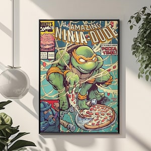 Può includere: Una copertina di fumetto incorniciata con un personaggio di Tartaruga Ninja Verde con una maschera arancione, che tiene in mano una pizza. Il titolo recita "The Amazing Ninja Dude". L'opera d'arte ha uno stile vintage da fumetto con colori vivaci e azione dinamica.