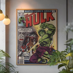 Puede incluir: Una taza de cerámica blanca con un asa negra y el texto "But First, Coffee" en un estilo manuscrito. La taza está sobre una superficie blanca. La taza mide aproximadamente 10 cm de alto.