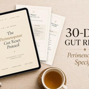 Può includere: Un tablet digitale mostra il testo "The Perimenopause Gut Reset Protocol". Accanto ci sono liste di controllo stampate e una tazza di tè su un sottobicchiere. L'immagine include anche il testo "30-DAY GUT RESET" e "Perimenopause Specific".