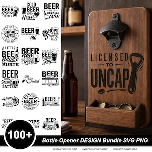 Puede incluir: Un abridor de botellas de madera montado en la pared con un abridor de hierro fundido y una pequeña bandeja de recogida. La madera está grabada con el texto "LICENSED TO UNCAP" y un icono de abridor. La imagen muestra una colección digital de más de 100 diseños sobre cerveza.