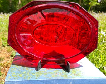 Plato antiguo de cristal Viking Glass de mediados de siglo, color rojo rubí.