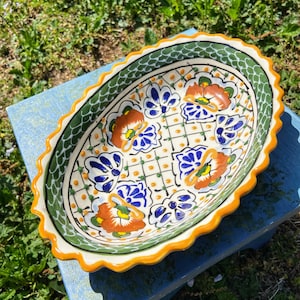 Plato de cerámica mexicana antiguo pintado a mano, hecho en México.