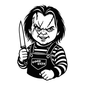 Può includere: Un'illustrazione grafica in bianco e nero di una bambola con capelli spettinati, cicatrici sul viso e un sorriso sinistro. La bambola indossa maniche a righe e una salopette con la scritta GOOD GUYS sul petto, mentre impugna un coltello.