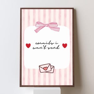 Peut inclure: Une affiche murale rectangulaire avec un fond à rayures verticales rose clair et blanc. Le centre présente un rectangle blanc aux coins arrondis avec un nœud rose en haut, deux cœurs rouges et le texte noir "emails i can't send".