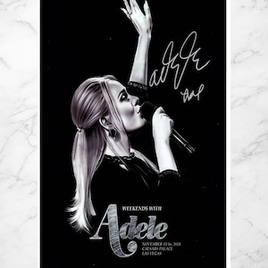Puede incluir: Póster de concierto en blanco y negro con Adele cantando a un micrófono con el brazo levantado. El póster incluye el texto "Weekends With Adele" y su firma. También se muestran las fechas del concierto y la ubicación, Caesars Palace, Las Vegas.