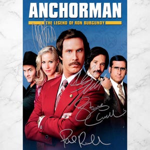 Puede incluir: Un cartel de la película "Anchorman: The Legend of Ron Burgundy" con el elenco sobre un fondo azul. El título está en blanco y amarillo. Los actores visten ropa formal y el cartel está firmado.