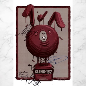 Puede incluir: Una impresión artística marrón y marrón de Blink-182 con una criatura parecida a un conejo con detalles goteantes. La impresión incluye el nombre de la banda, detalles del concierto y firmas. La obra de arte está sobre un fondo blanco.